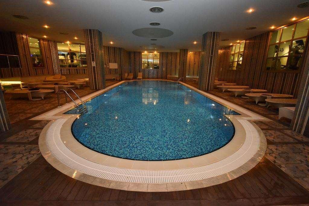 Istanbul Gonen Hotel Istambul Exterior foto The swimming pool at the hotel