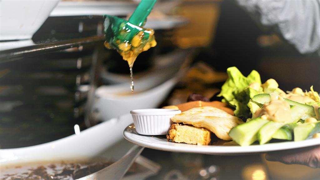 Istanbul Gonen Hotel Istambul Exterior foto A salad being prepared at a salad bar