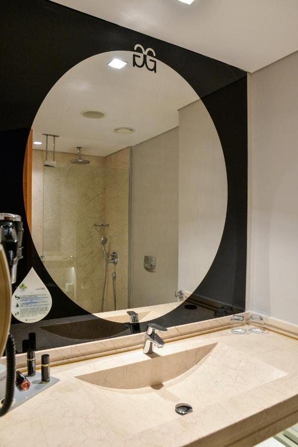 Istanbul Gonen Hotel Istambul Exterior foto A bathroom mirror