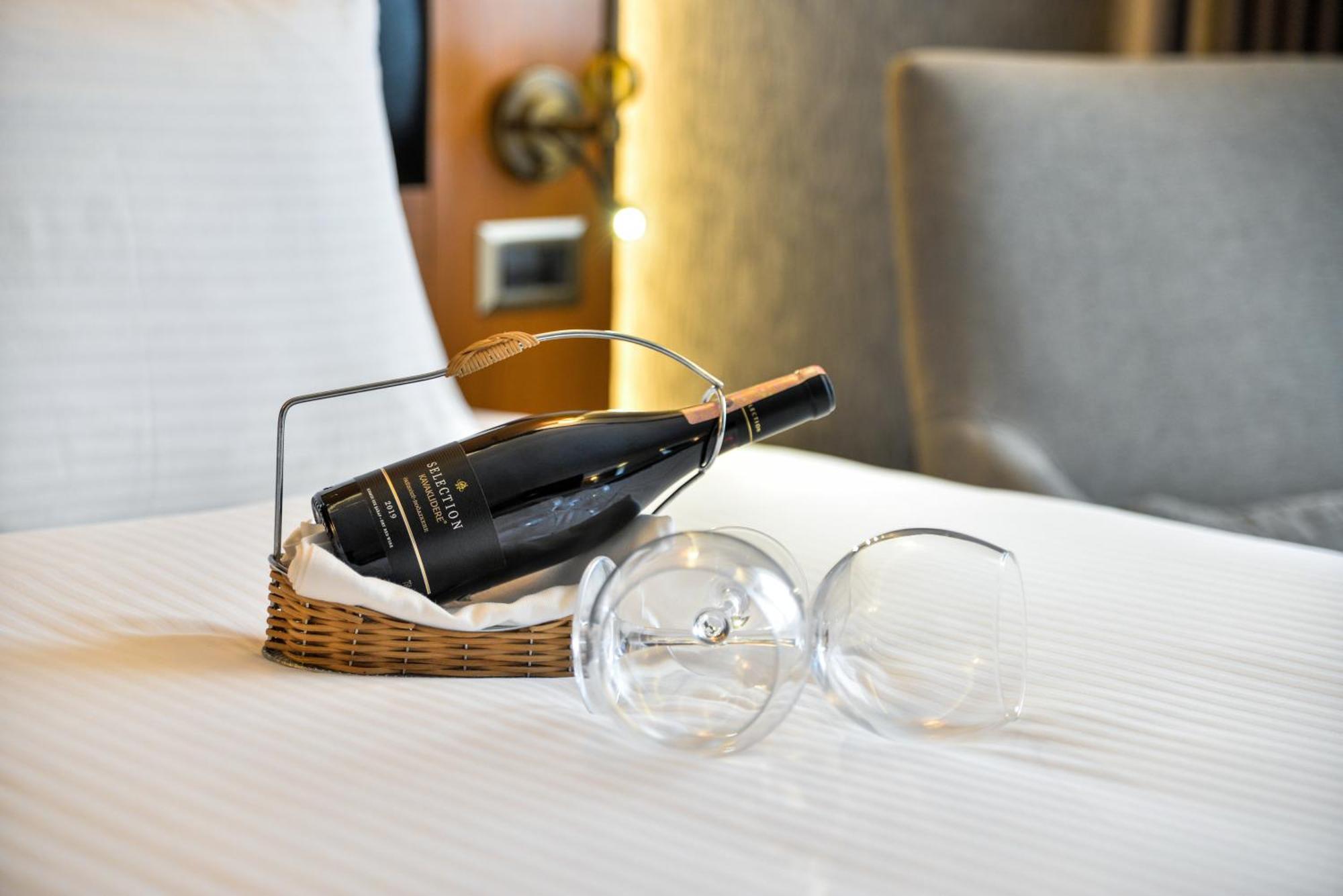 Istanbul Gonen Hotel Istambul Exterior foto A bottle of wine and two wine glasses
